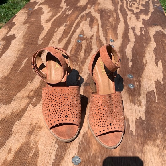Qupid CUTOUT HEELED SANDALS (HAZEL SUEDE) size 7 spring summer boho ankle fall - Picture 4 of 15
